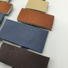 Carica l&#39;immagine nel visualizzatore di Gallery, Coppia di orecchini pendenti, in pelle con rettangoli color burro, tabacco, blu e marrone.