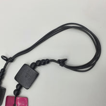 Carica l&#39;immagine nel visualizzatore di Gallery, Collana lunga in legno nero e madreperla fuxia.
