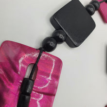 Carica l&#39;immagine nel visualizzatore di Gallery, Collana lunga in legno nero e madreperla fuxia.