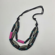 Carica l&#39;immagine nel visualizzatore di Gallery, Collana a tre fili in cordoncino con legni, resine e cristalli.