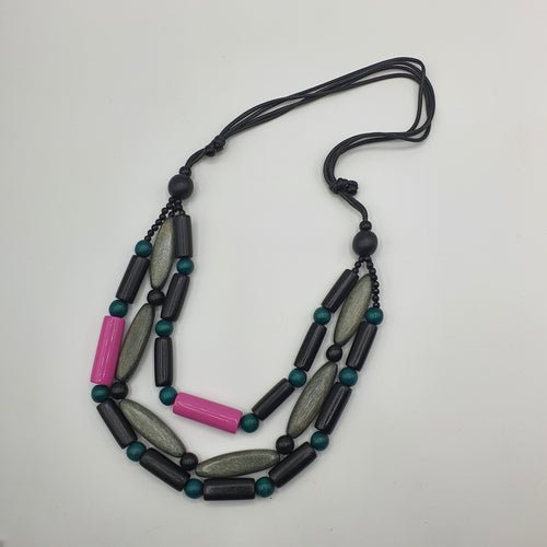 Collana a tre fili in cordoncino con legni, resine e cristalli.