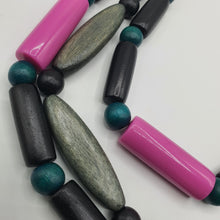 Carica l&#39;immagine nel visualizzatore di Gallery, Collana a tre fili in cordoncino con legni, resine e cristalli.