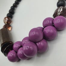 Carica l&#39;immagine nel visualizzatore di Gallery, Collana girocollo in legno marrone e viola