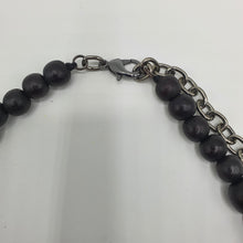 Carica l&#39;immagine nel visualizzatore di Gallery, Collana girocollo in legno marrone e viola