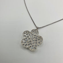 Carica l&#39;immagine nel visualizzatore di Gallery, Girocollo in argento 925 con ciondolo a forma di fiore in plexiglass e strass Swarovski.