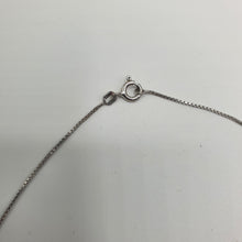 Carica l&#39;immagine nel visualizzatore di Gallery, Girocollo in argento 925 con ciondolo a forma di fiore in plexiglass e strass Swarovski.