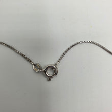 Carica l&#39;immagine nel visualizzatore di Gallery, Girocollo in argento 925 con ciondolo a forma di fiore in plexiglass e strass Swarovski.