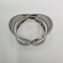 Carica l&#39;immagine nel visualizzatore di Gallery, Bracciale manetta, rigido in acciaio rodiato.