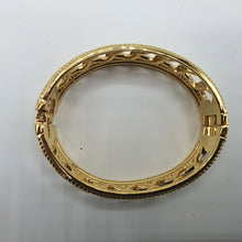 Carica l&#39;immagine nel visualizzatore di Gallery, Bracciale rigido, modello  manetta,  in acciaio placcato oro.