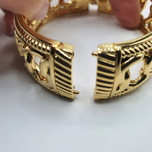 Carica l&#39;immagine nel visualizzatore di Gallery, Bracciale rigido, modello  manetta,  in acciaio placcato oro.