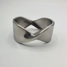 Carica l&#39;immagine nel visualizzatore di Gallery, Bracciale rigido modello manetta in acciaio rodiato.