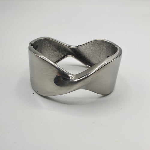 Bracciale rigido modello manetta in acciaio rodiato.