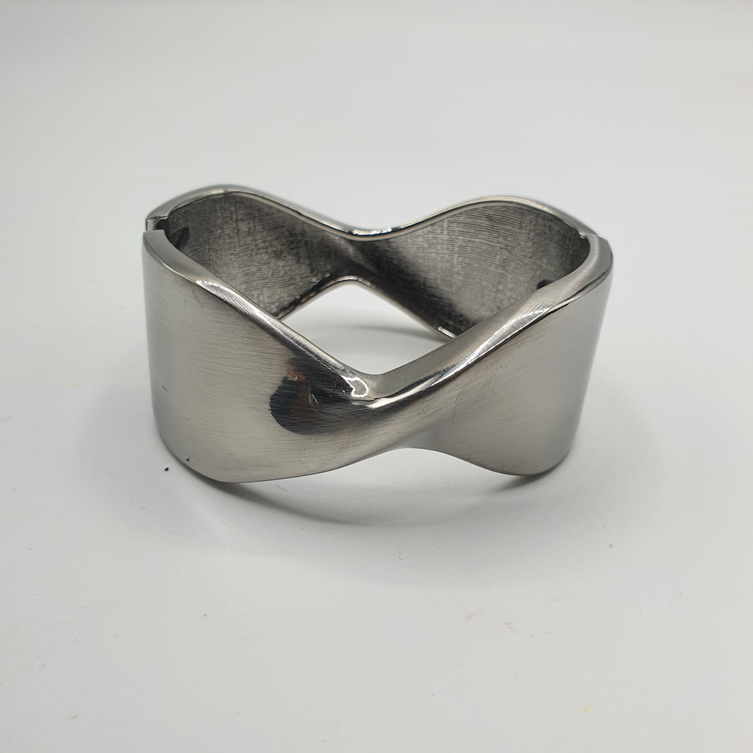 Bracciale rigido modello manetta in acciaio rodiato.