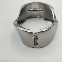 Carica l&#39;immagine nel visualizzatore di Gallery, Bracciale rigido modello manetta in acciaio rodiato.