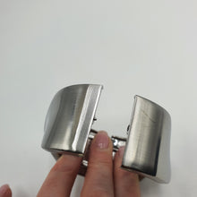 Carica l&#39;immagine nel visualizzatore di Gallery, Bracciale rigido modello manetta in acciaio rodiato.