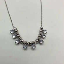 Carica l&#39;immagine nel visualizzatore di Gallery, Girocollo in acciaio rodiato e strass pendenti