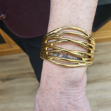 Carica l&#39;immagine nel visualizzatore di Gallery, Bracciale rigido, modello manetta acciaio placcato oro.