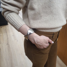 Carica l&#39;immagine nel visualizzatore di Gallery, Bracciale rigido modello manetta in acciaio rodiato.