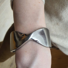 Carica l&#39;immagine nel visualizzatore di Gallery, Bracciale rigido modello manetta in acciaio rodiato.