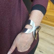 Carica l&#39;immagine nel visualizzatore di Gallery, Bracciale manetta, rigido in acciaio rodiato.