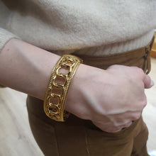 Carica l&#39;immagine nel visualizzatore di Gallery, Bracciale rigido, modello  manetta,  in acciaio placcato oro.