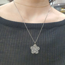 Carica l&#39;immagine nel visualizzatore di Gallery, Girocollo in argento 925 con ciondolo a forma di fiore in plexiglass e strass Swarovski.