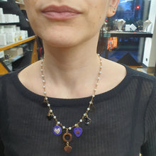 Carica l&#39;immagine nel visualizzatore di Gallery, Collana in perle chiodate modello rosario con charms pendenti.
