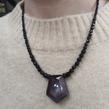 Carica l&#39;immagine nel visualizzatore di Gallery, Girocollo in cristalli neri con centrale in quarzo idrotermale