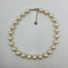 Carica l&#39;immagine nel visualizzatore di Gallery, Collana girocollo perle satinate
