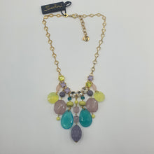 Carica l&#39;immagine nel visualizzatore di Gallery, Collana in catena placcata oro con ciondoli in resina e strass