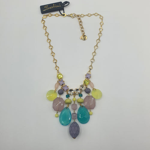 Collana in catena placcata oro con ciondoli in resina e strass