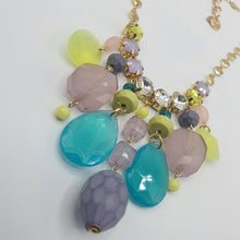 Carica l&#39;immagine nel visualizzatore di Gallery, Collana in catena placcata oro con ciondoli in resina e strass