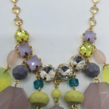 Carica l&#39;immagine nel visualizzatore di Gallery, Collana in catena placcata oro con ciondoli in resina e strass