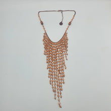 Carica l&#39;immagine nel visualizzatore di Gallery, Collana girocollo in metallo con pendenti a cascata in madreperla color albicocca