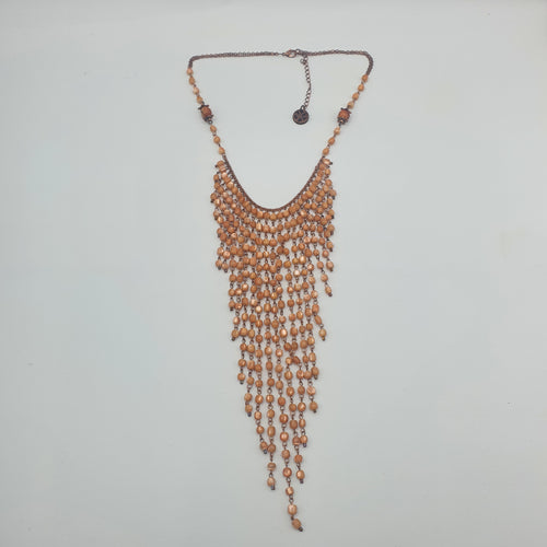 Collana girocollo in metallo con pendenti a cascata in madreperla color albicocca