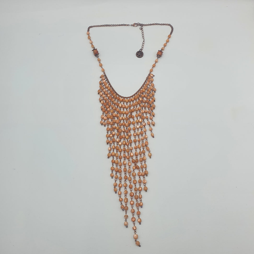 Collana girocollo in metallo con pendenti a cascata in madreperla color albicocca