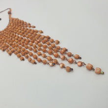Carica l&#39;immagine nel visualizzatore di Gallery, Collana girocollo in metallo con pendenti a cascata in madreperla color albicocca