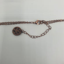 Carica l&#39;immagine nel visualizzatore di Gallery, Collana girocollo in metallo con pendenti a cascata in madreperla color albicocca