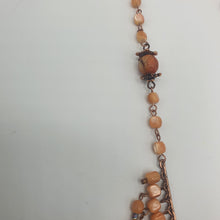 Carica l&#39;immagine nel visualizzatore di Gallery, Collana girocollo in metallo con pendenti a cascata in madreperla color albicocca