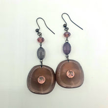 Carica l&#39;immagine nel visualizzatore di Gallery, Orecchini pendenti in resina e cristalli