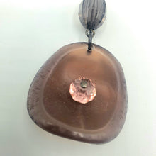 Carica l&#39;immagine nel visualizzatore di Gallery, Orecchini pendenti in resina e cristalli