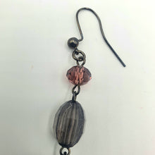 Carica l&#39;immagine nel visualizzatore di Gallery, Orecchini pendenti in resina e cristalli