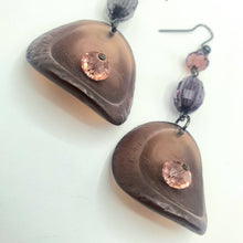 Carica l&#39;immagine nel visualizzatore di Gallery, Orecchini pendenti in resina e cristalli