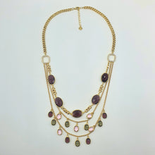 Carica l&#39;immagine nel visualizzatore di Gallery, Collana girocollo a tre fili con cristalli e charms colorati pendenti.