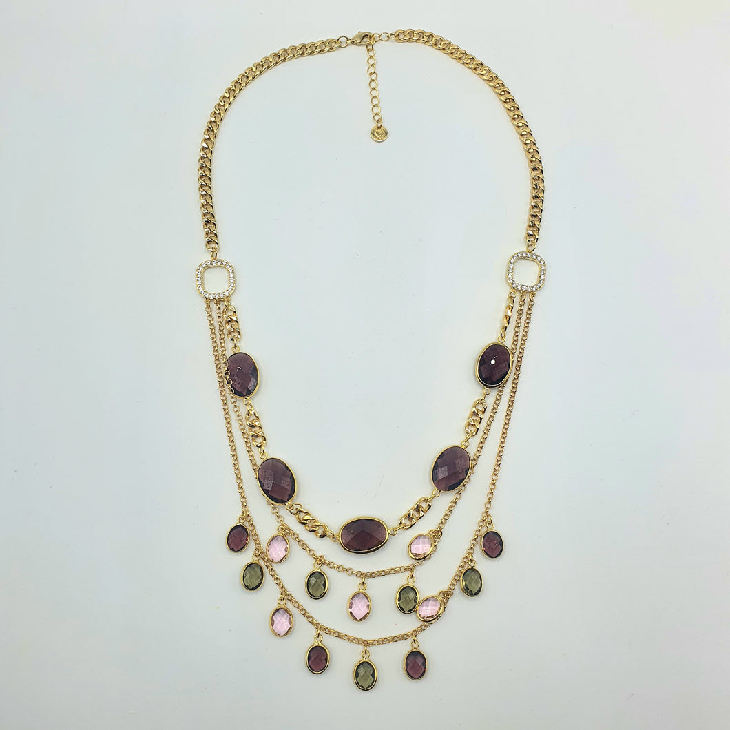Collana girocollo a tre fili con cristalli e charms colorati pendenti.