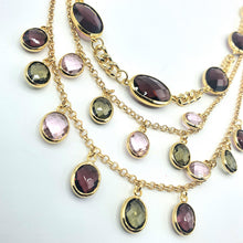 Carica l&#39;immagine nel visualizzatore di Gallery, Collana girocollo a tre fili con cristalli e charms colorati pendenti.