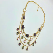 Carica l&#39;immagine nel visualizzatore di Gallery, Collana girocollo a tre fili con cristalli e charms colorati pendenti.