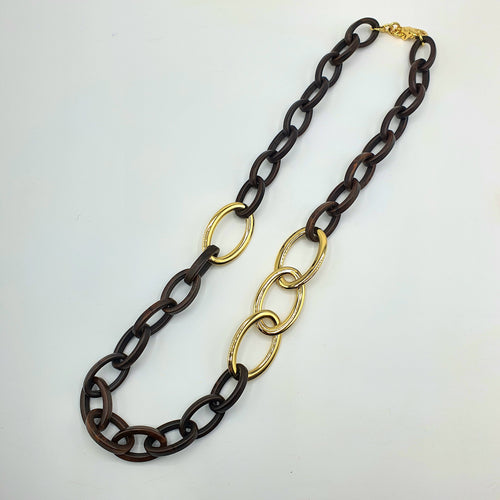 Collana lunga in resina marrone e catena placcata oro giallo