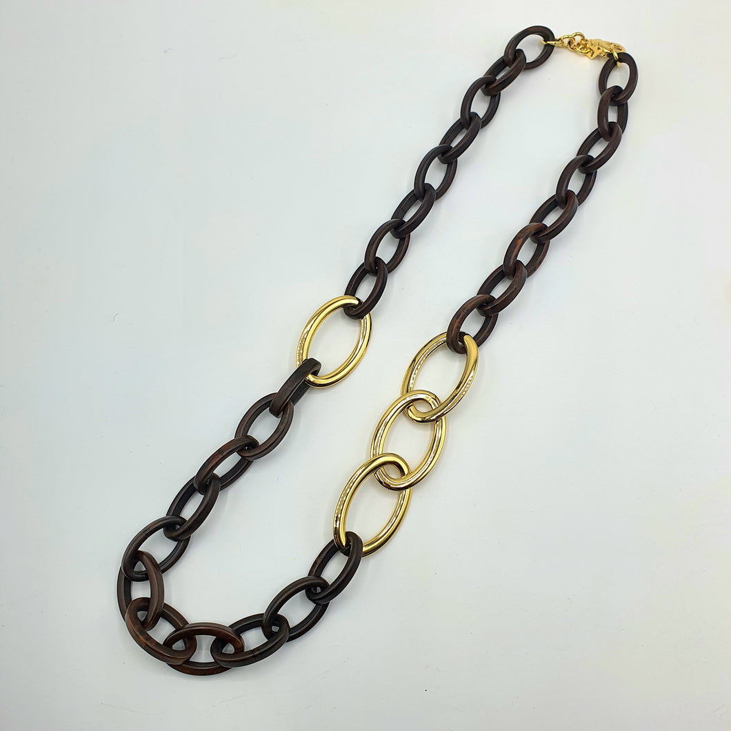 Collana lunga in resina marrone e catena placcata oro giallo