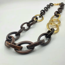 Carica l&#39;immagine nel visualizzatore di Gallery, Collana lunga in resina marrone e catena placcata oro giallo